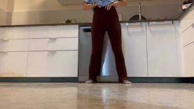 Teen Pissing Her Leggings While Doing The Dishes - hclips.com