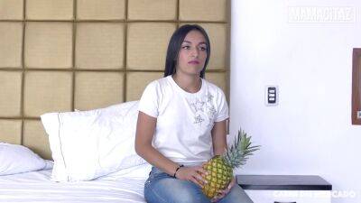 CARNE DEL MERCADO - Teen Latina Oiled Up And Ready For Sex - sunporno.com - Colombia