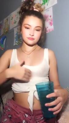 Teen Teasing Her Nipples Wetting Her Shirt - hclips.com