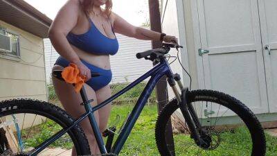 Tinder Teen Scrubs Her Bike Outside - hclips.com