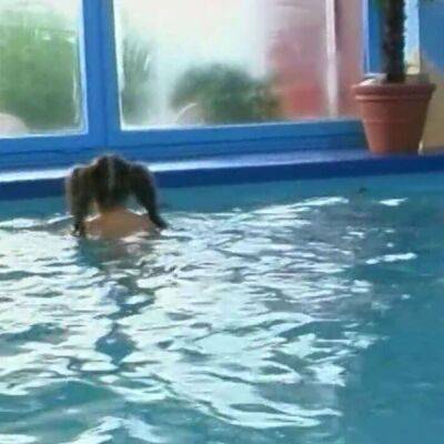 Crazy young girl fucked in the swimming pool - sunporno.com