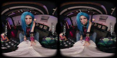 VR Conk League Of Legends Jinx A sexy Teen Cosplay Parody with Stevie Moon In VR Porn - txxx.com